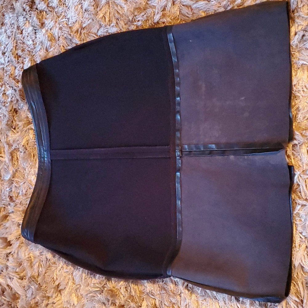 Danier black leather skirt - Picture 5 of 9
